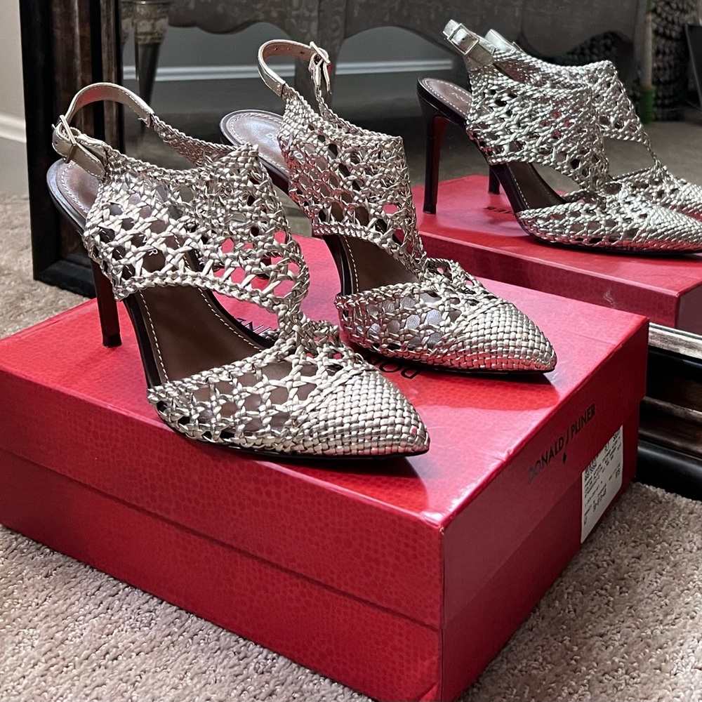 Donald Pliner excellent condition Dressy 4”heels Great for so many Occasions ♥️